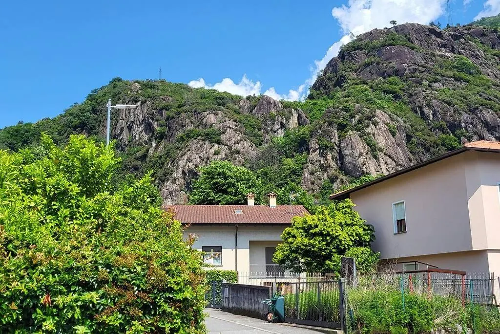 La Rosa E La Spina - Casa Vacanze Indipendente Con Giardino Privato - Dervio, Lago Di Como